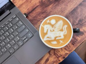 Freelance WordPress vs agence web - ordinateur portable et café pour travailler