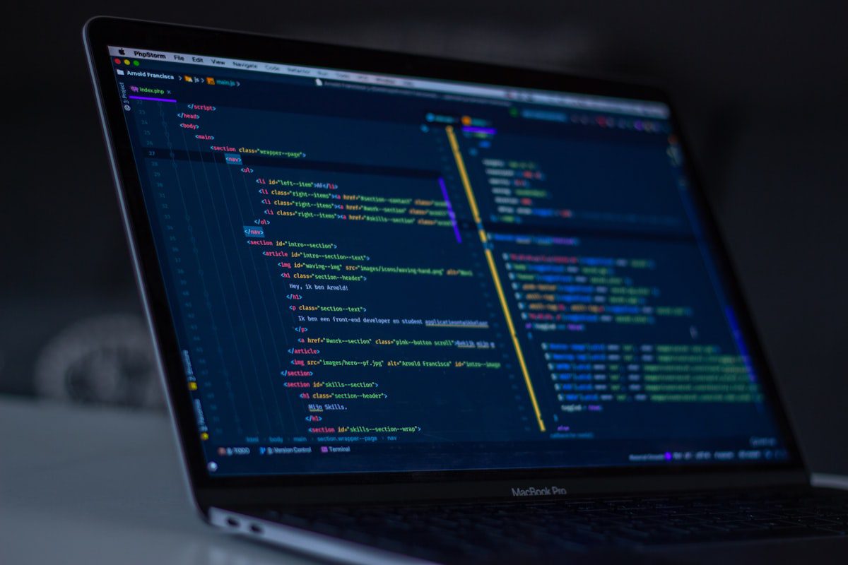 Ordinateur portable affichant du code dans un éditeur sombre
